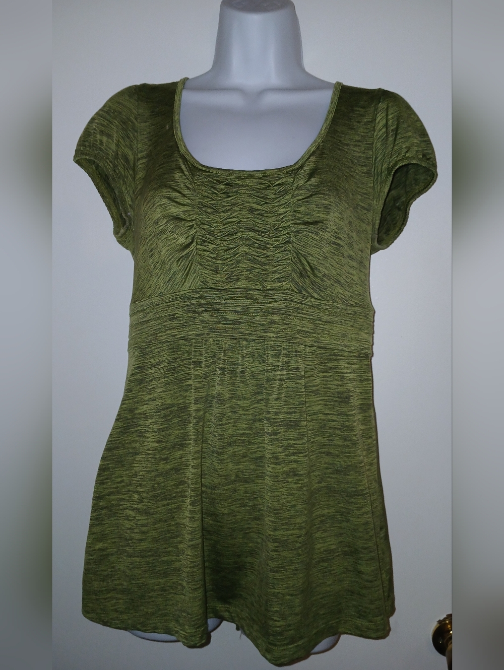 Pre-loved Speechless Olive Ruched Scoop Neck Short Sleeve Tunic.